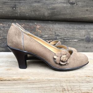 Softspots Mary Jane, Brown Nubuck Leather, Floral Accent, Comfort Heel. 7M